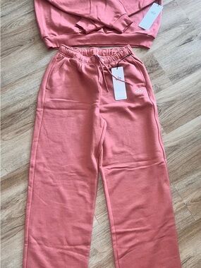 SOLD AS A SET OF SWEATPANTS SIZE S AND CREWNECK SIZE M ALO YOGA.